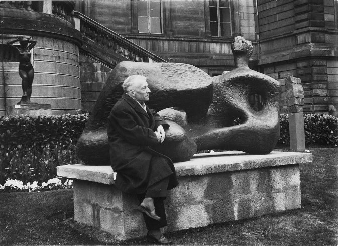 Maurice Allemand, 1960 vor dem Museum für Kunst und Industrie