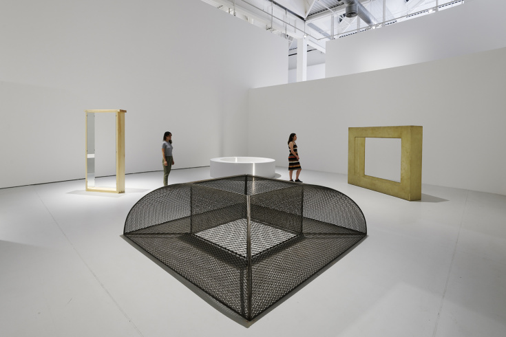 Robert Morris, von links nach rechts: Vordergrund: „Untitled (Quarter-Round Mesh)”, 1967-1968; Hintergrund : „Untitled (Pine Portal with Mirrors)”, 1961-1978; „Untitled (Ring with Light)”, 1965-1966; „Untitled (Fiberglass Frame)”, 1968