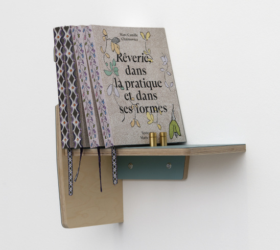 Marc Camille Chaimowicz, « Book and Peg (blue) », 2019, éditeur : Group Object ; monographie de l’exposition « Rêverie dans la pratique et dans ses formes »