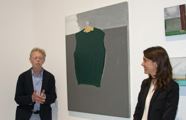 Photo d'une oeuvre de Pierre Buraglio avec le Président des Amis du Musée, Aurélie Voltz et l'artiste Pierre Buraglio