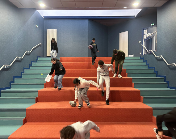 Eleves courant dans les escaliers avec des objets