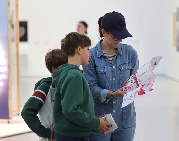 Trois personnes ne tenant dans l'exposition "Alison Knowles. Une rétrospective"