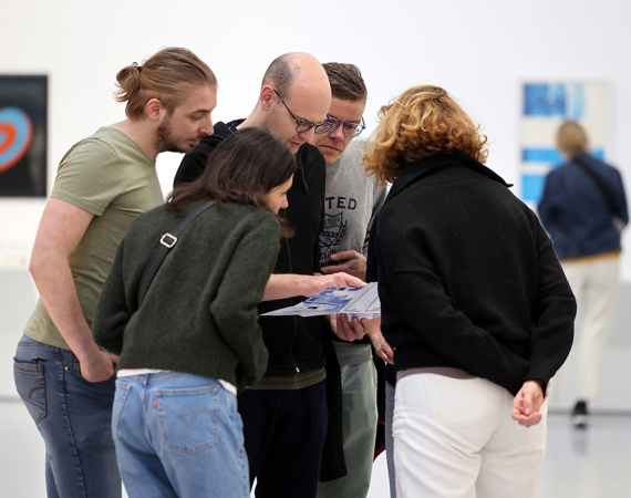 Visiteurs dans l'exposition "Alison Knowles. Une rétrospective"