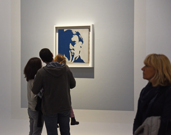 Famille regardant un autoportrait d’Andy Warhol