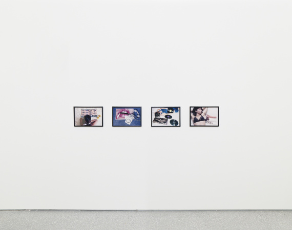 4 photographies sur un mur blanc