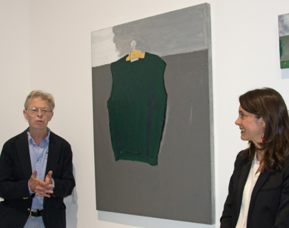 Photo d'une oeuvre de Pierre Buraglio avec le Président des Amis du Musée, Aurélie Voltz et l'artiste Pierre Buraglio