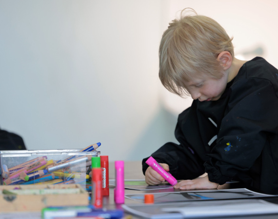 Enfant dessinant