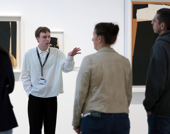 Visite commentée dans une salle d'exposition