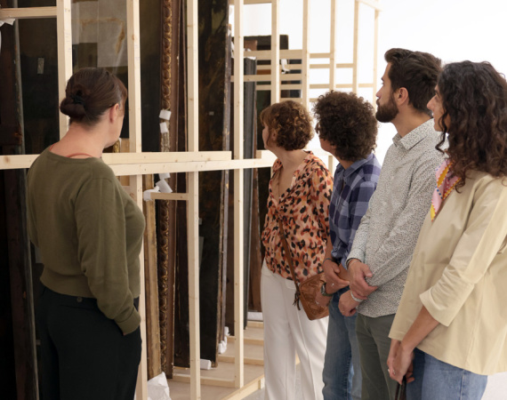 Visiteurs dans une exposition