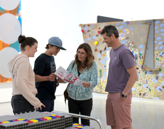 4 personnes dans l'exposition Hors Format