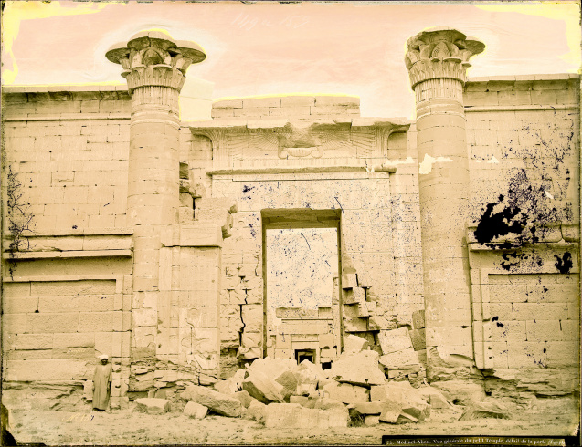 Thomas Ruff, "bonfils_04 – Veduta generale del piccolo tempio, dettaglio della porta. Tebe (Medinet-Habu)", Alto Egitto, 2021