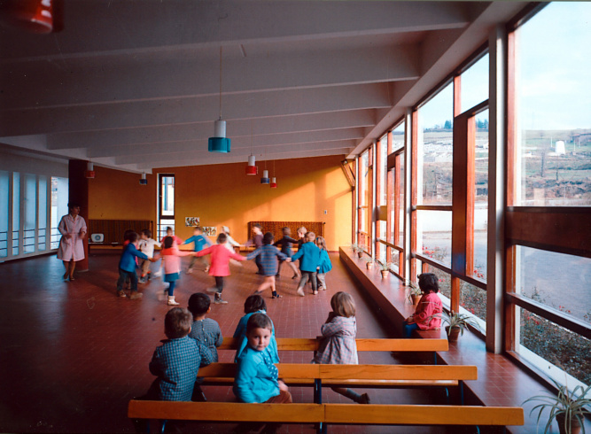 Ito Josué, Firminy-vert: Noyers Kindergarten (Marcel Roux), Innenansicht, Kinderrunde, Ende 1969 - Anfang 1970
