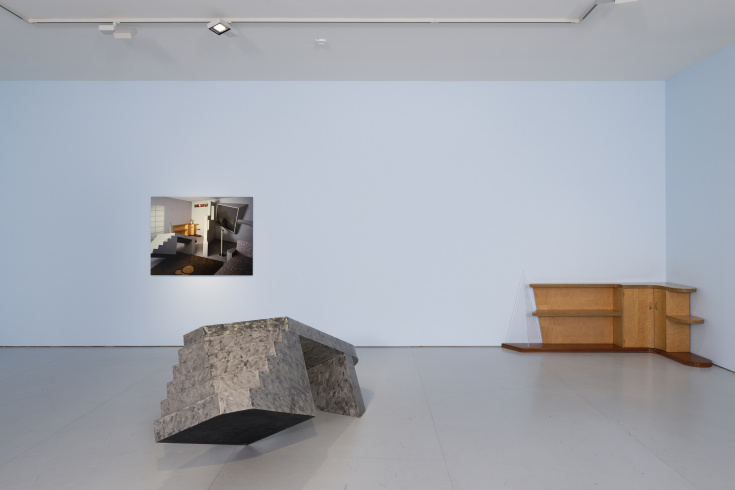 Marc Camille Chaimowicz, au mur : « Four Rooms », 1984 ; sol, de gauche à droite : « Desk… on Decline » (maquette), 1982-1984, « Sideboard », 1983
