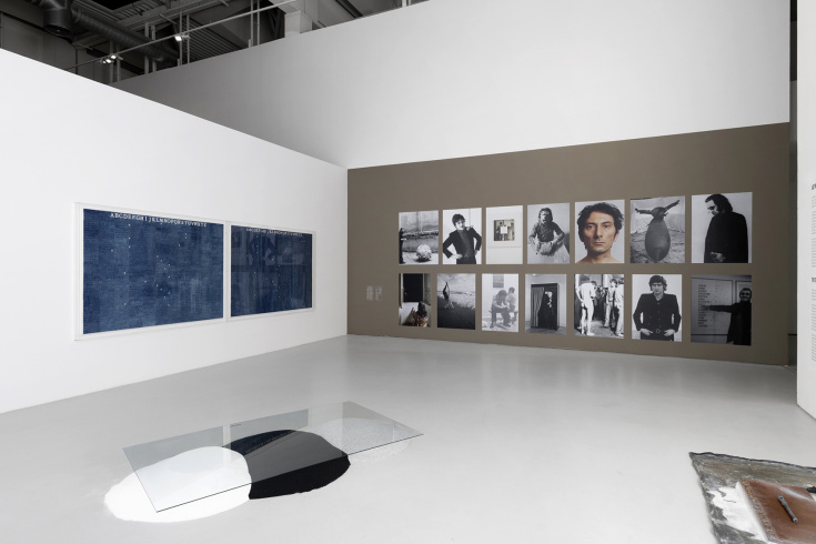 Ansicht der Ausstellung, Vordergrund: Eliseo Mattiacci, "Impatto", 1969-2019