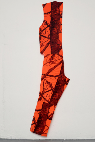 "Il tronco", 2014. Gilè e pantaloni da caccia alterati. 168 x 45 cm. 