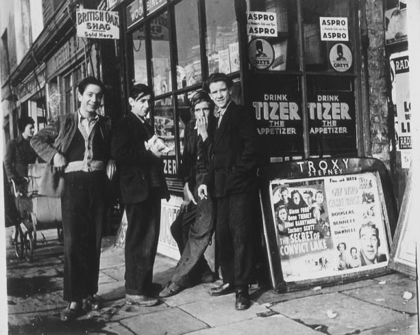 Nigel Henderson, "Boys outside East End shop", 1949-53