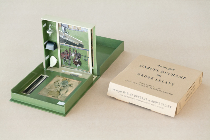 De ou par Marcel Duchamp ou Rrose Selavy (boite-en-valise)