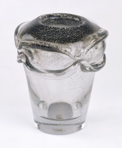 Vase blanc et bistre décoré à chaud d'une guirlande double