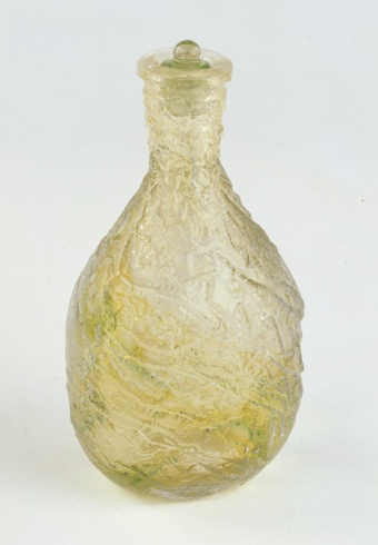 Flacon l'Absinthe jaunâtre gravé de stries