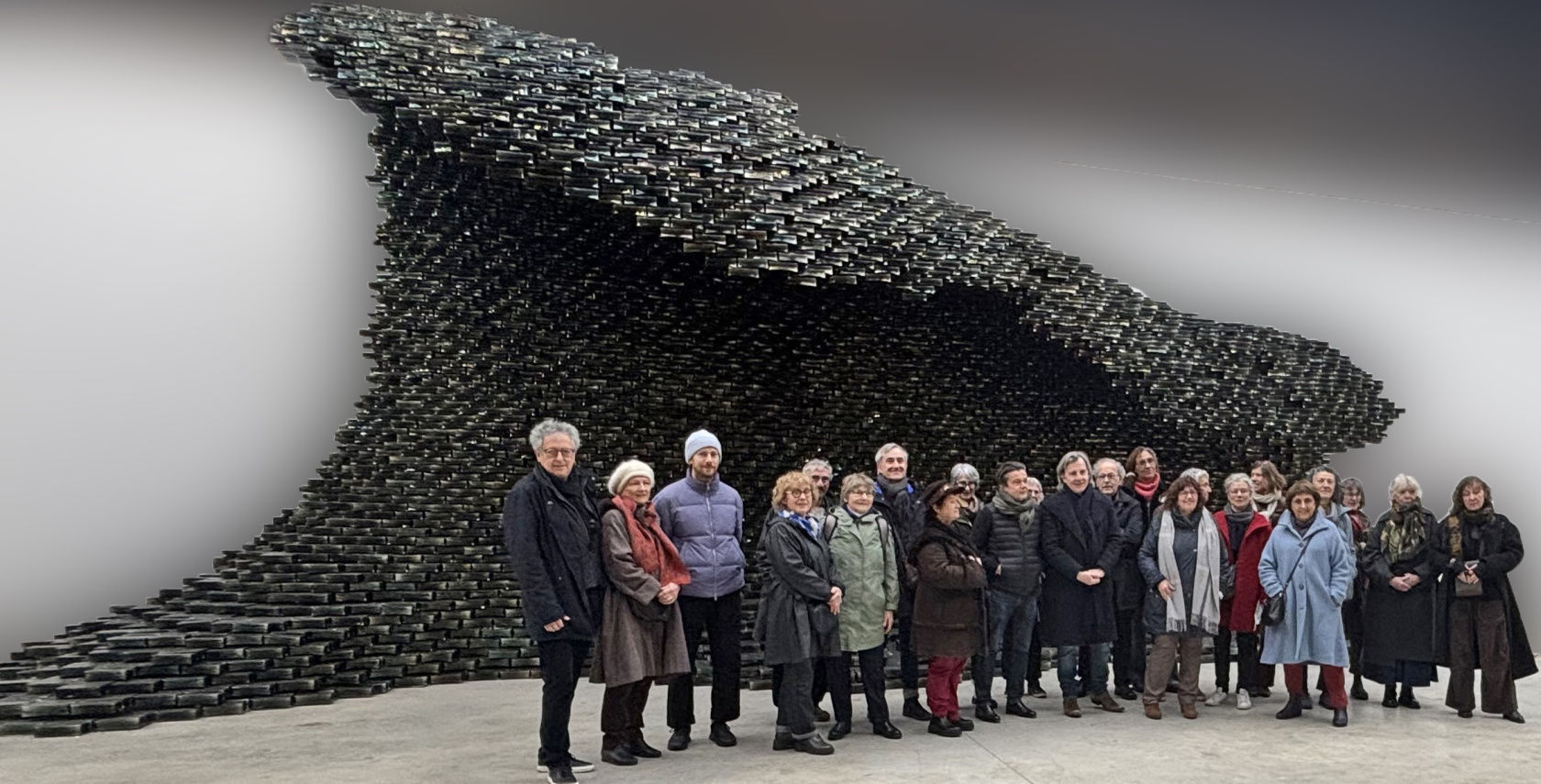 Les Amis du MAMC+ devant une œuvre de Jean-Michel Othoniel