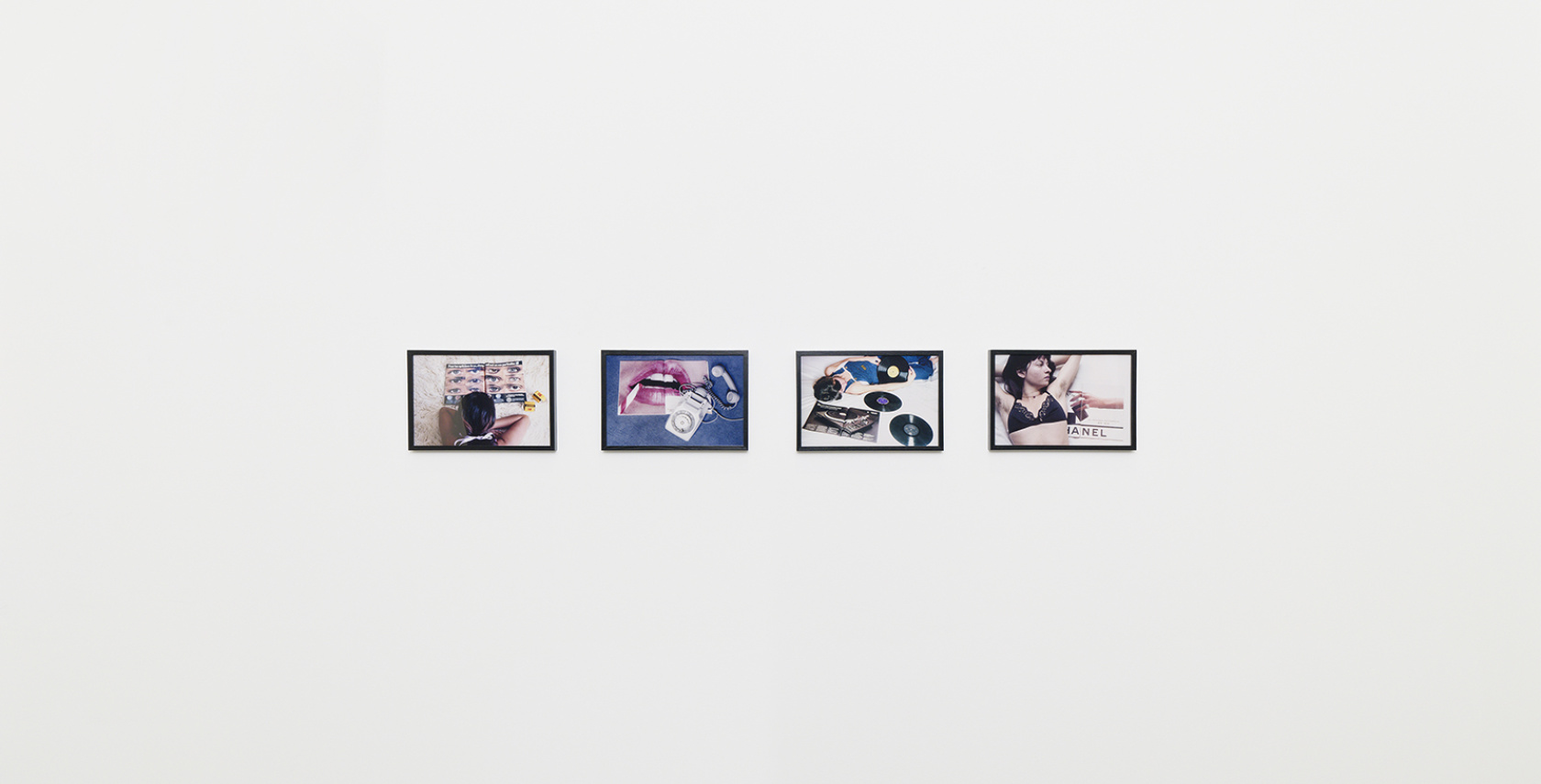 4 photographies sur un mur blanc