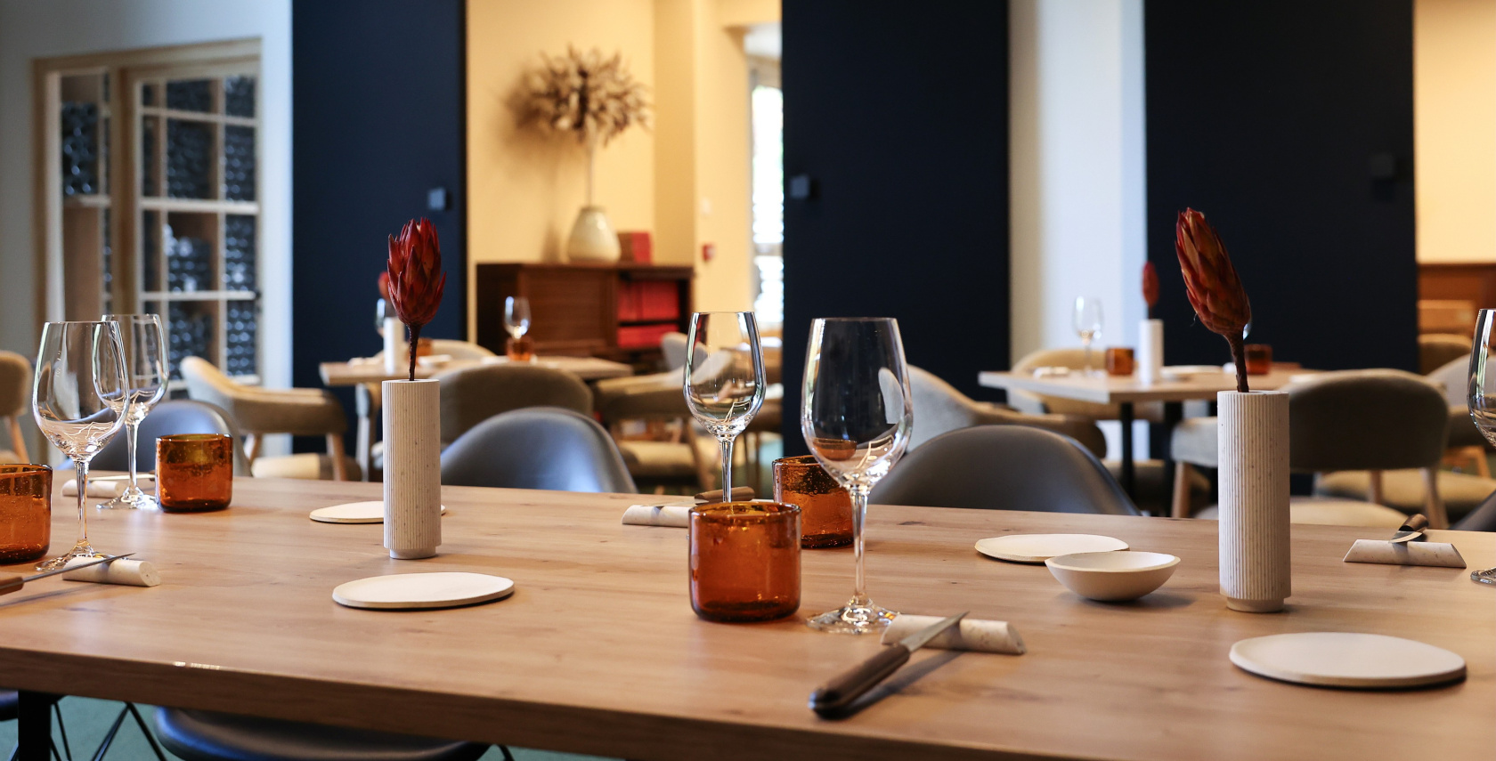 Une photo de la salle de restaurant avec les tables dressées