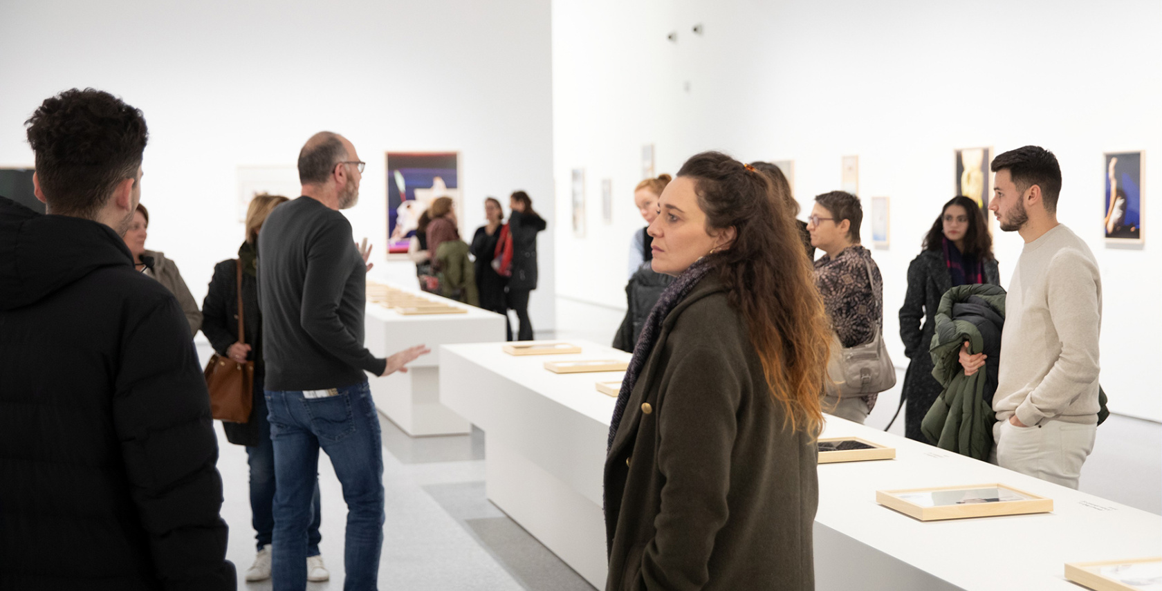 Visite commentée dans une salle du musée