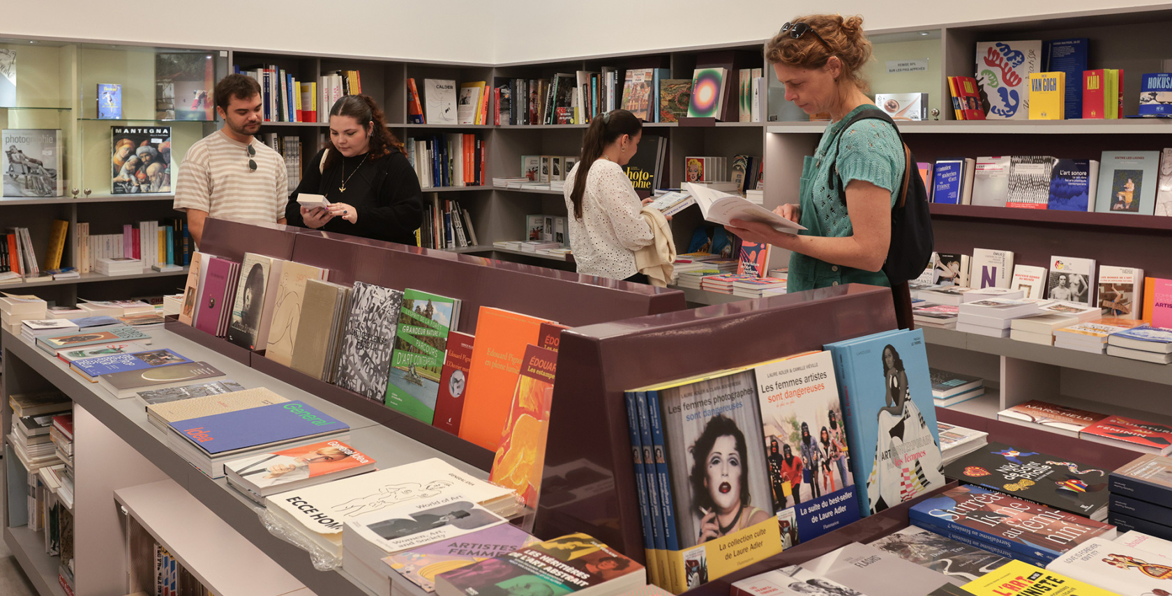Visiteurs dans la librairie-boutique