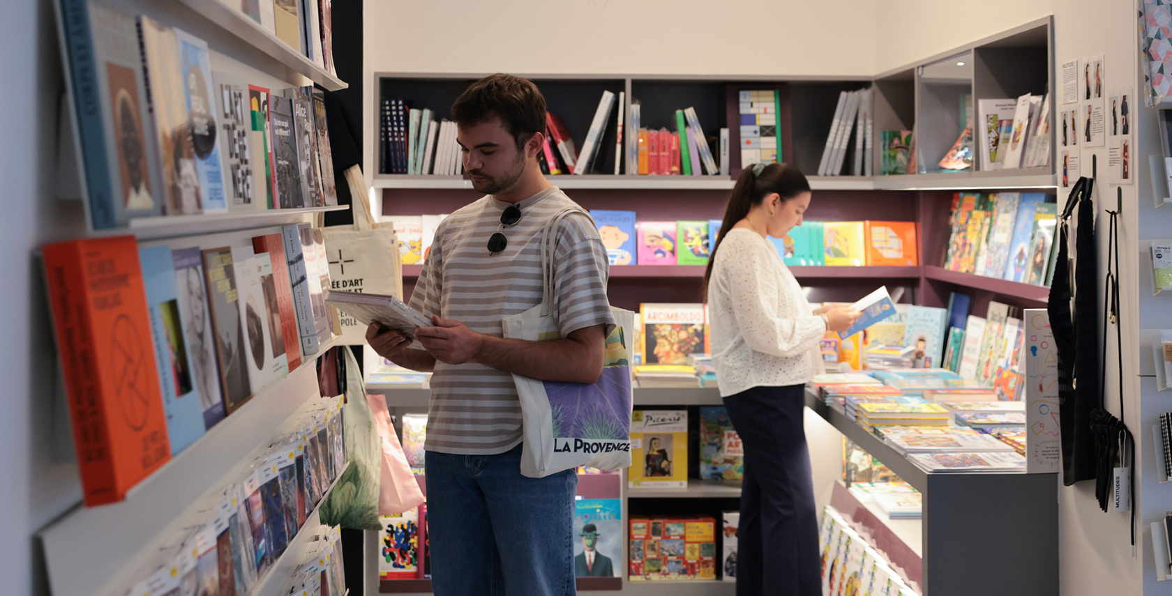 Visiteurs dans la librairie-boutique