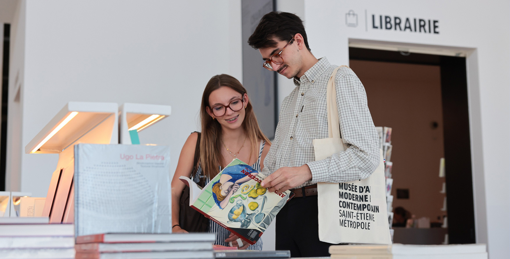 Visiteurs dans la librairie-boutique