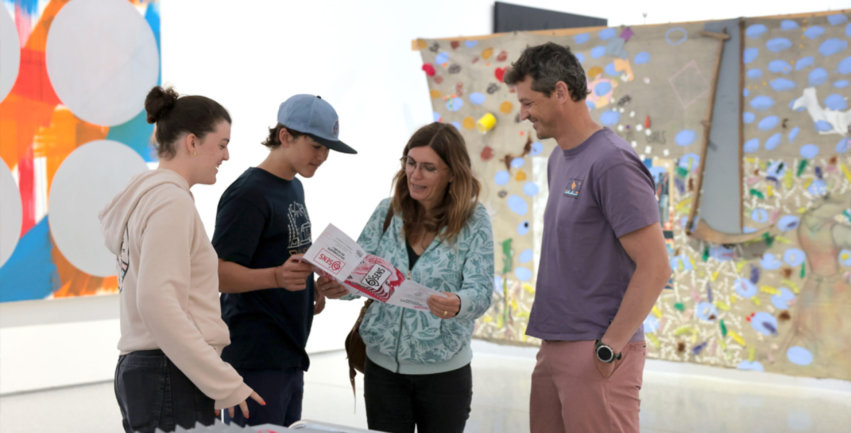 4 personnes dans l'exposition Hors Format