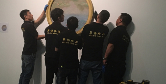 Accrochage des "Nympheas" de Monet par léquipe chinoise