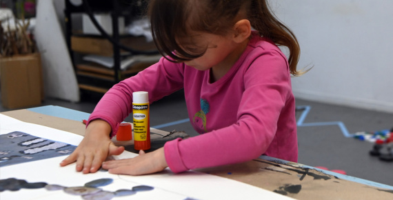 Enfant participant à un atelier du MAMC+