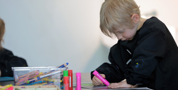 Enfant dessinant