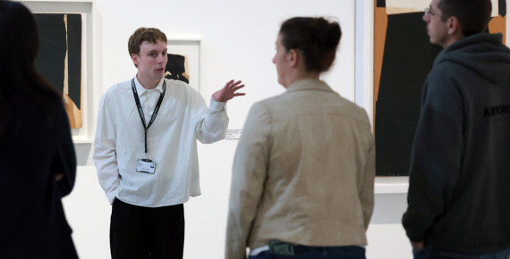 Visite commentée dans une salle d'exposition
