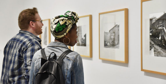 Visiteurs dans une exposition