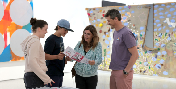 4 personnes dans l'exposition Hors Format