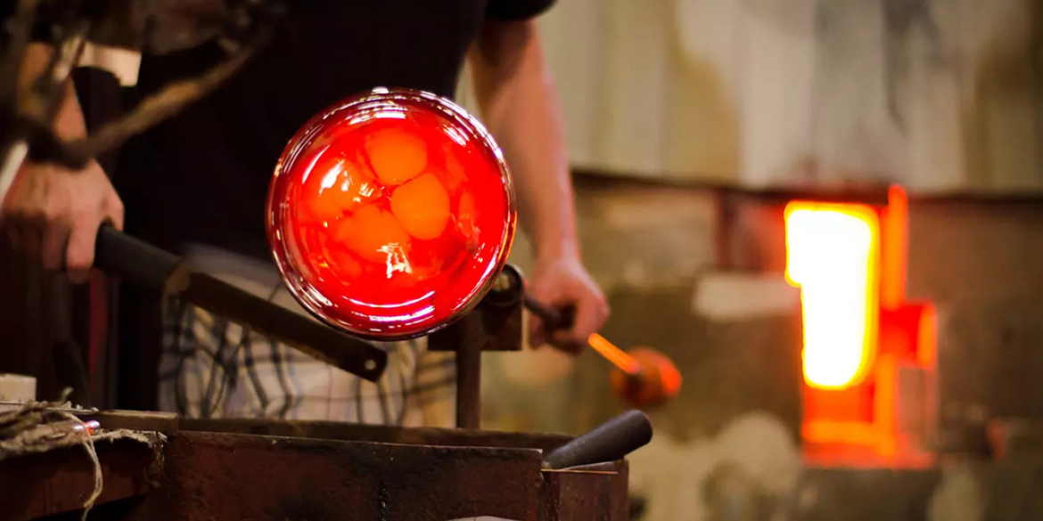 Personne travaillant le verre
