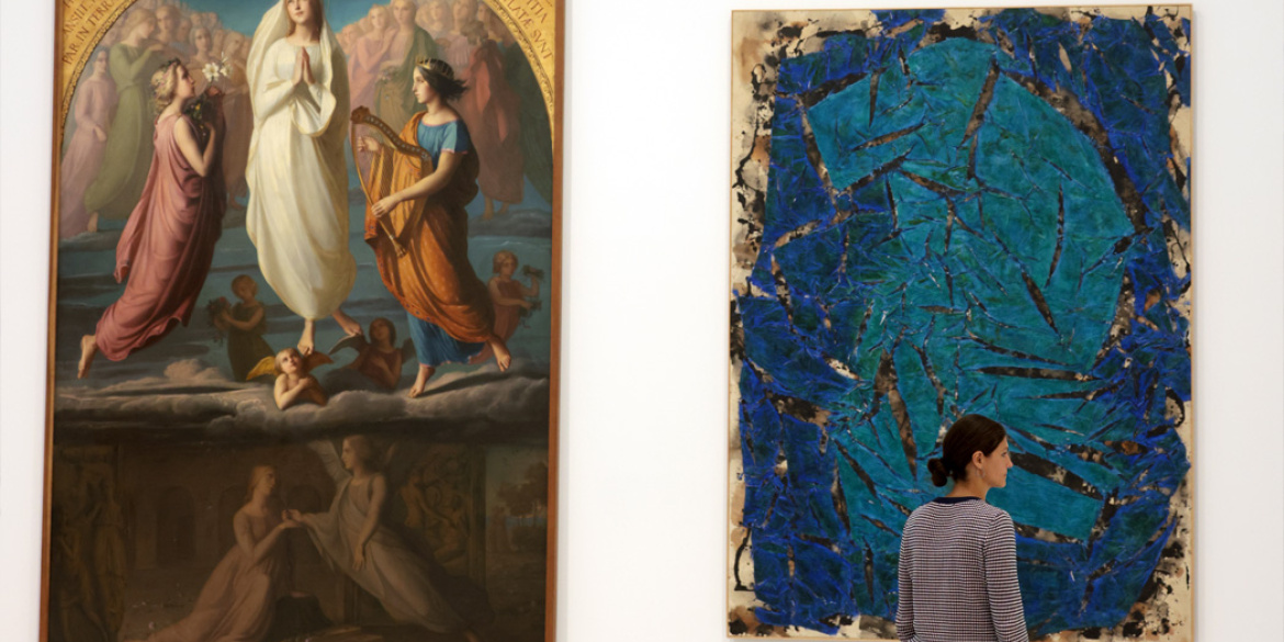 Visiteurs se tenant devant deux peintures