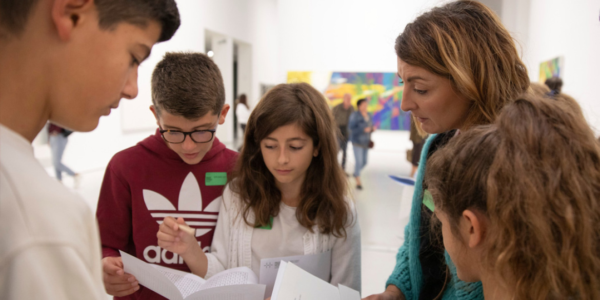 Visiteurs dans une salle d'exposition