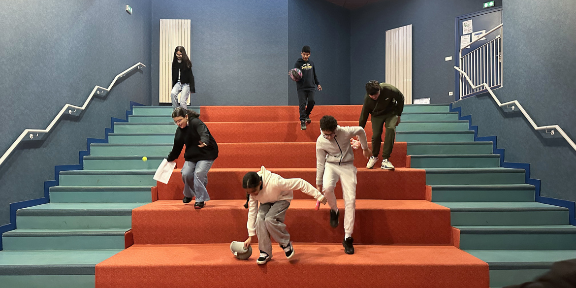 Eleves courant dans les escaliers avec des objets