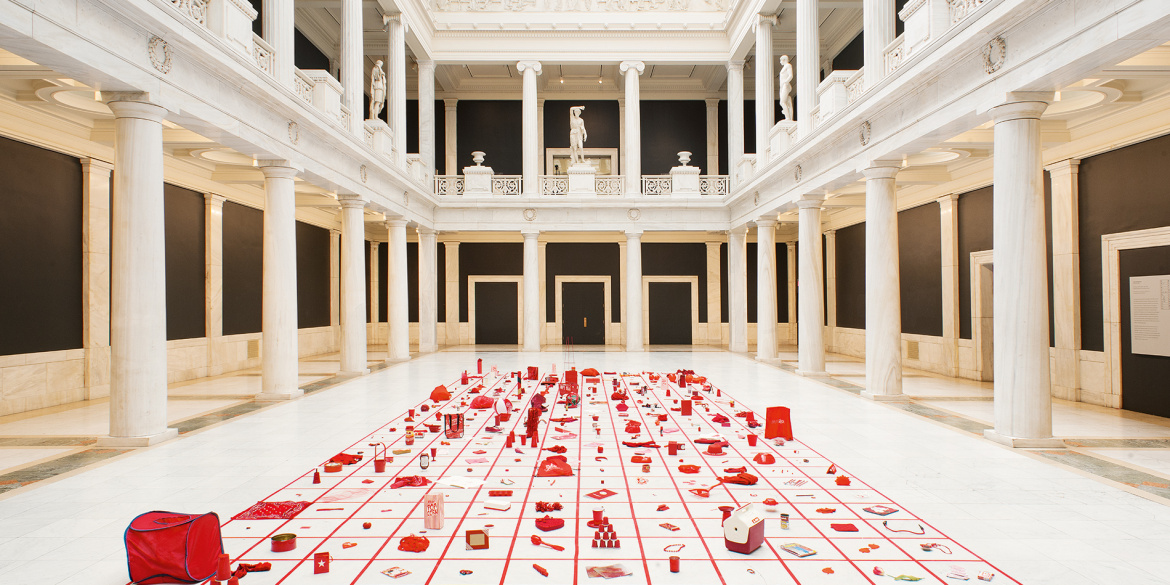 Celebration Red, des objets rouges sont disposées dans une grille rouge peinte au sol
