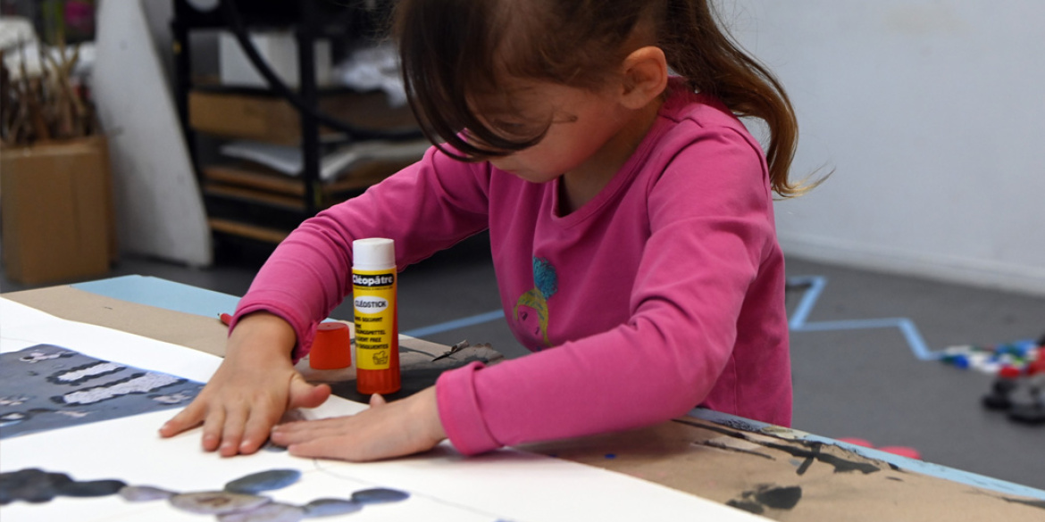 Enfant participant à un atelier du MAMC+