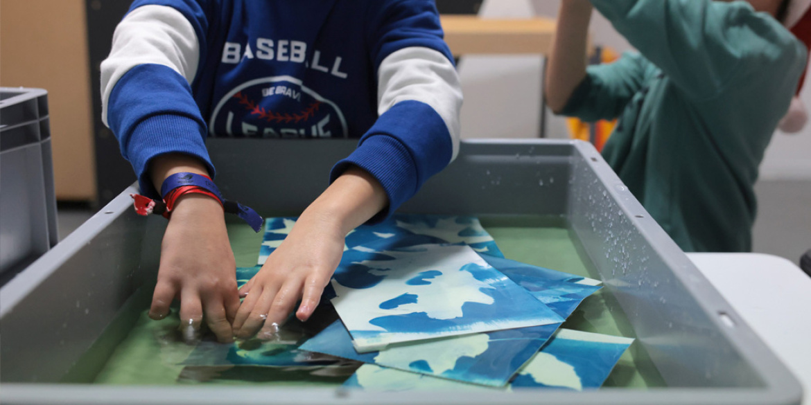 Atelier de cyanographie avec des enfants