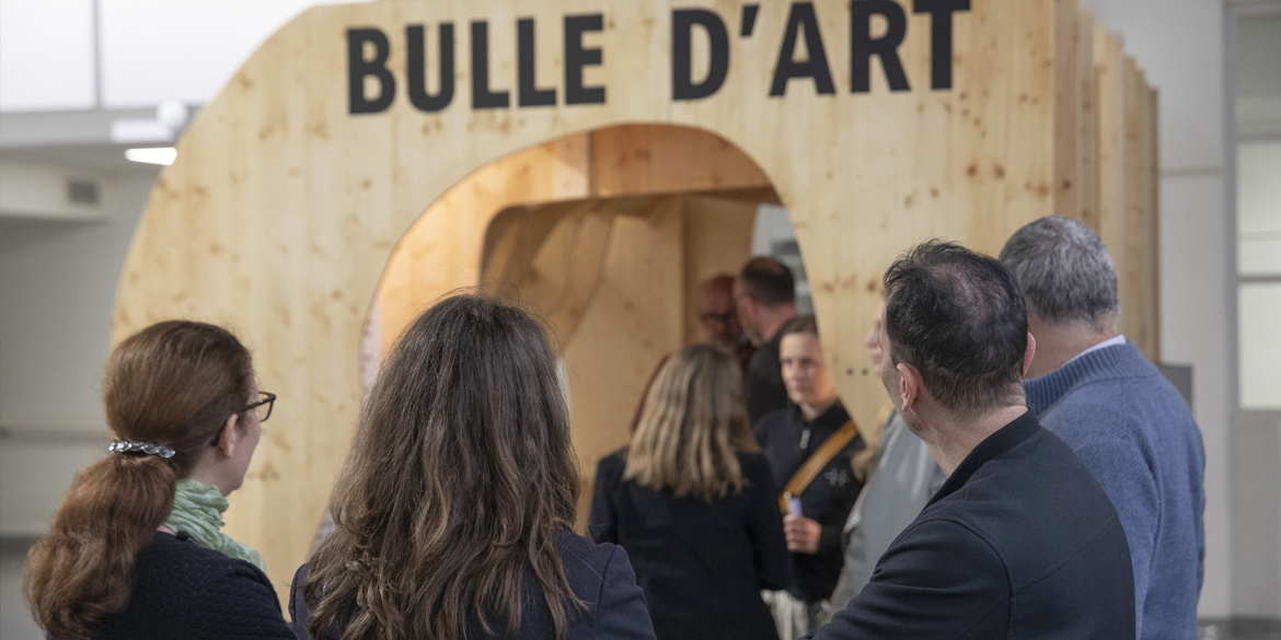 Des visiteurs regardent la Bulle d'Art