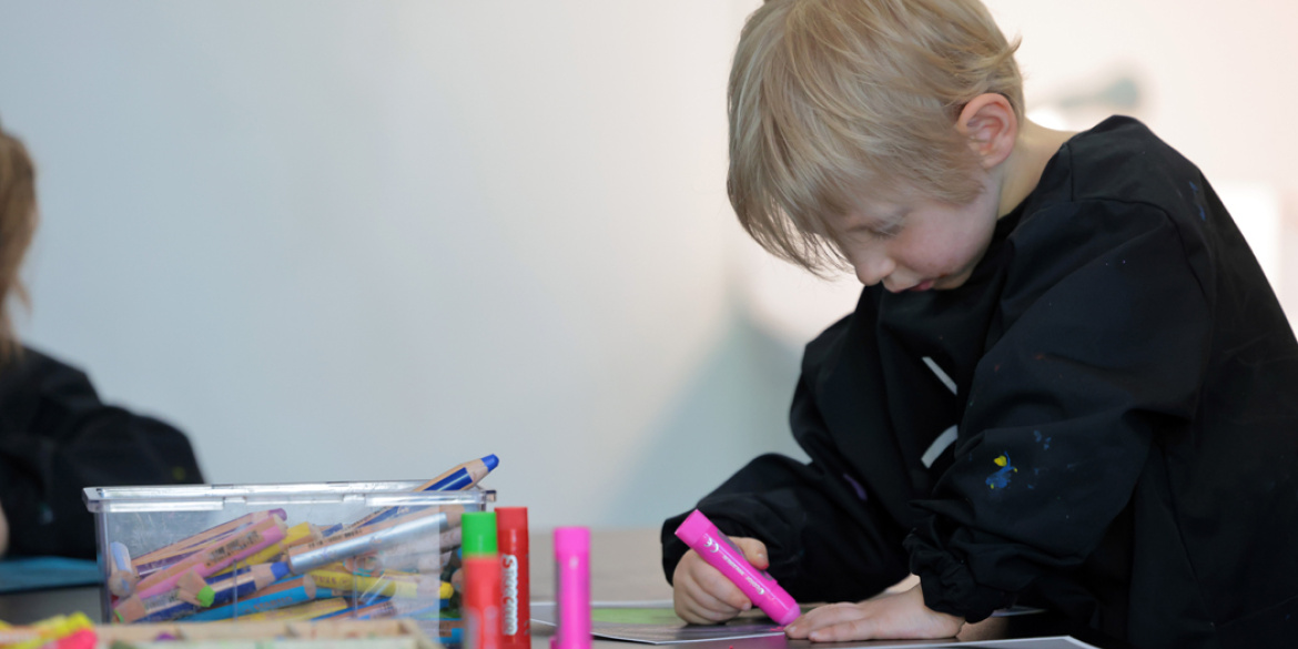 Enfant dessinant