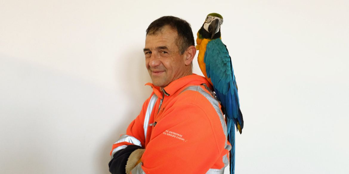 Portrait d’Emmanuel Louisgrand avec un perroquet
