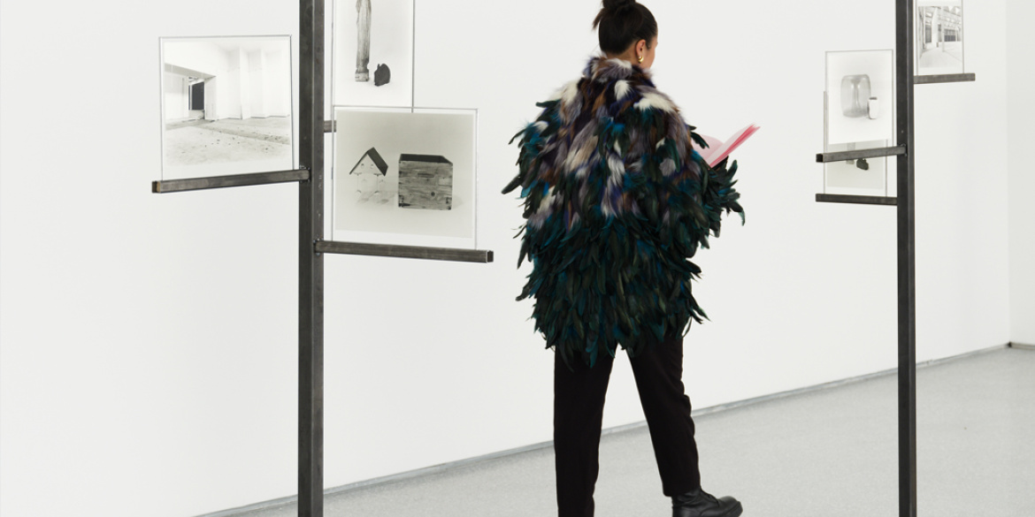 Dans l'exposition Un paysage arrondi, comédienne marchant en tenant un script