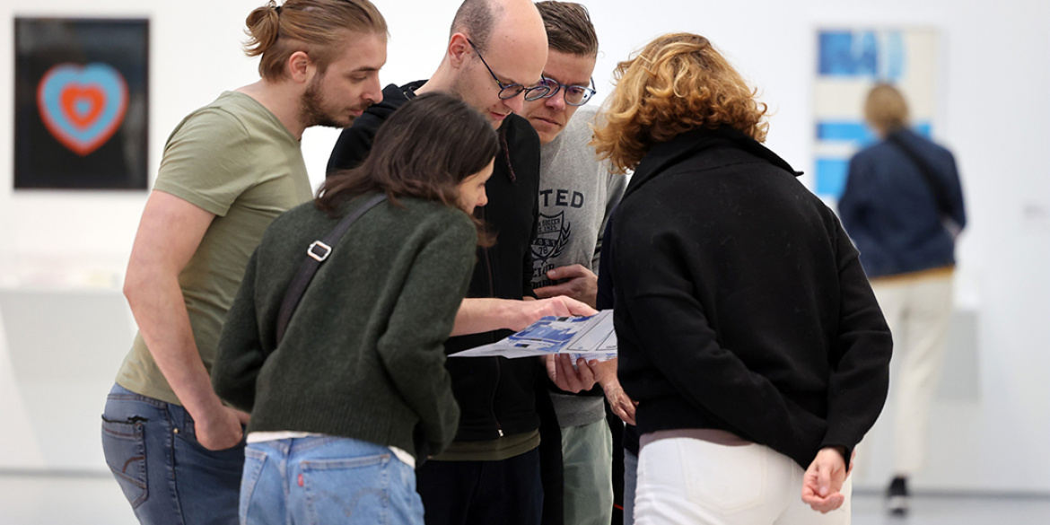 Visiteurs dans l'exposition "Alison Knowles. Une rétrospective"