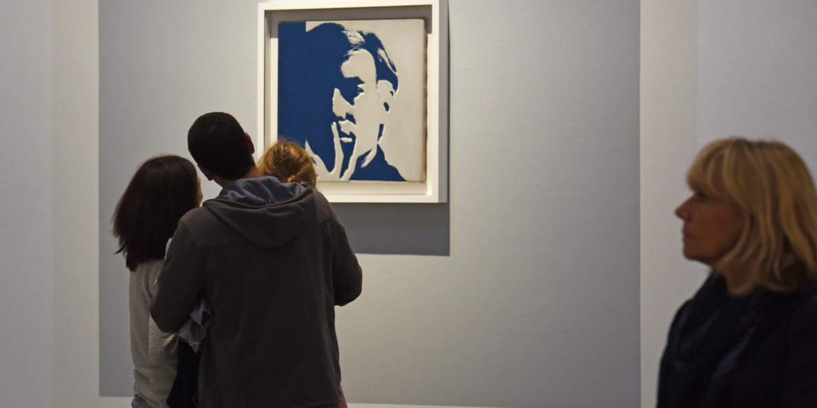 Famille regardant un autoportrait d’Andy Warhol